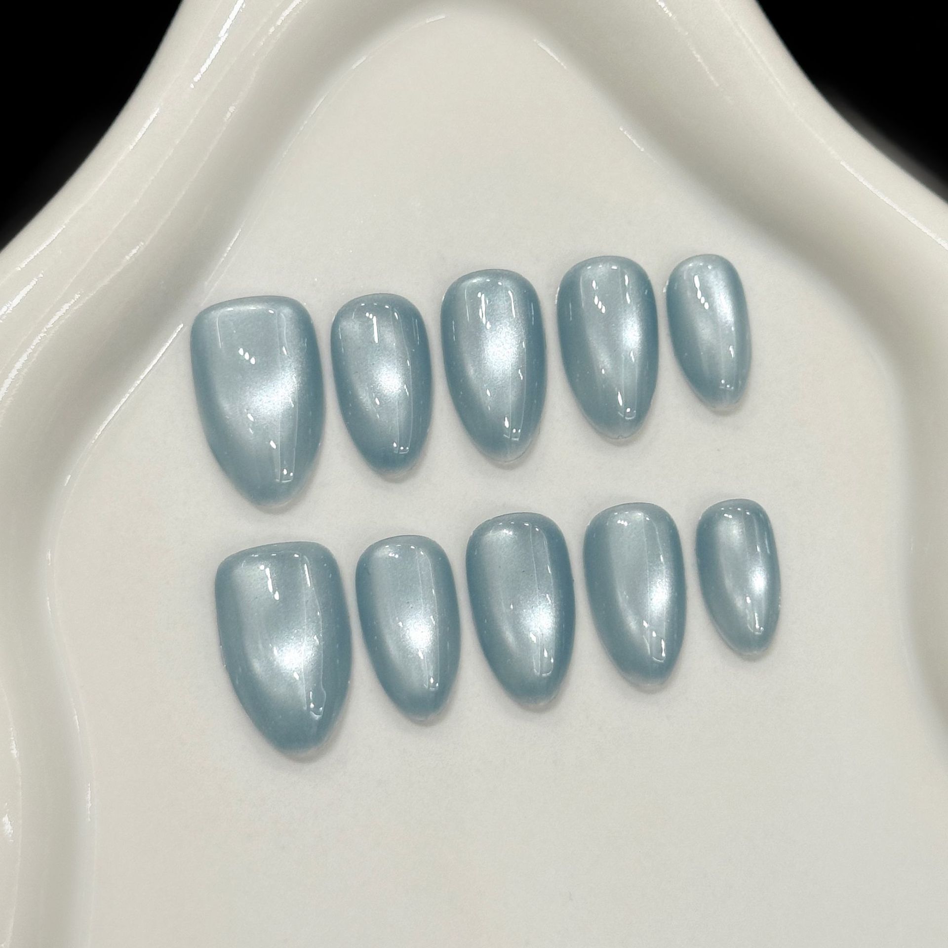 Resin Art And Design - เล็บปลอมแบบกดติด 10 ชิ้น สีฟ้า ลายตาแมว ทรงอัลมอนด์สั้น
